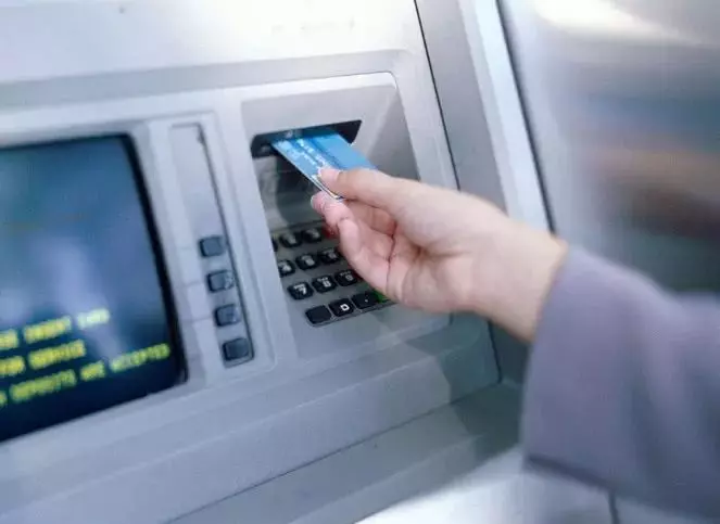 銀行卡被吞別著急,一個步驟,銀行卡自動取出,要是早知道就好了
