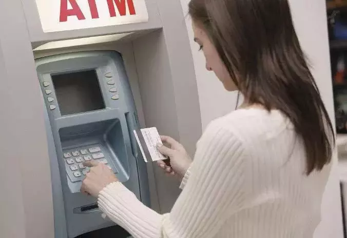 銀行卡被吞別著急,一個步驟,銀行卡自動取出,要是早知道就好了