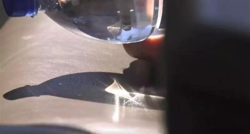 水瓶放車內忘記拿出來「後果嚴重」消防局:天氣熱的時候就糟了 !