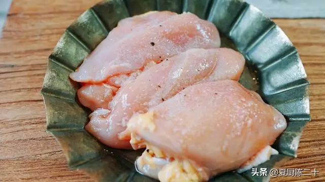 健康輕食做起來,雞肉蔬菜搭配,這份沙拉絕對饞到你