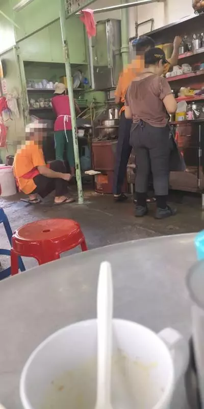看完吃不下去!著名老茶室被爆出衛生情況超差!外勞在烤麵包時挖鼻孔,甚至還做超惡動作