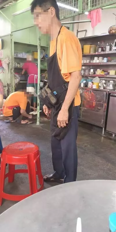 看完吃不下去!著名老茶室被爆出衛生情況超差!外勞在烤麵包時挖鼻孔,甚至還做超惡動作