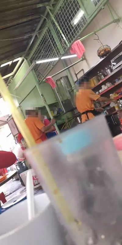 看完吃不下去!著名老茶室被爆出衛生情況超差!外勞在烤麵包時挖鼻孔,甚至還做超惡動作