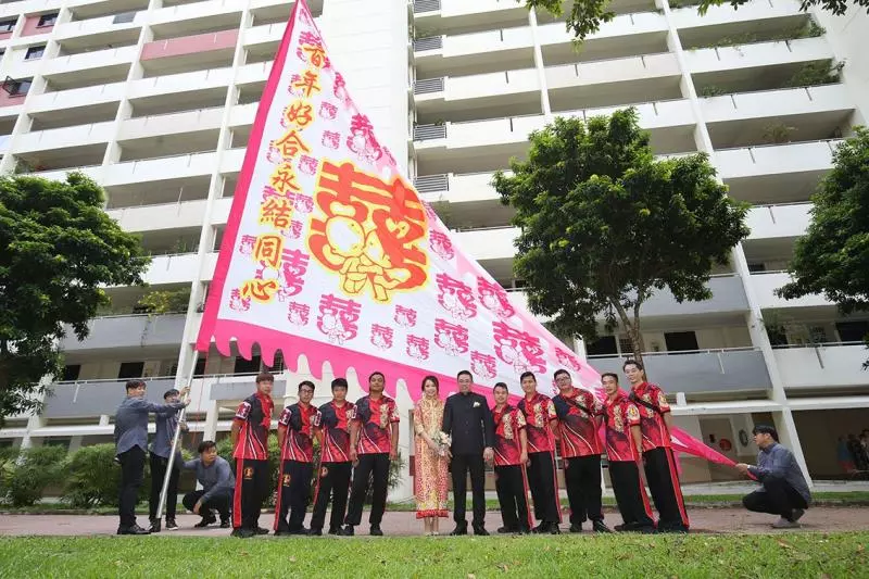 【新加坡】 迎親日舞3樓高大旗 新郎為美女新娘拼了命 !