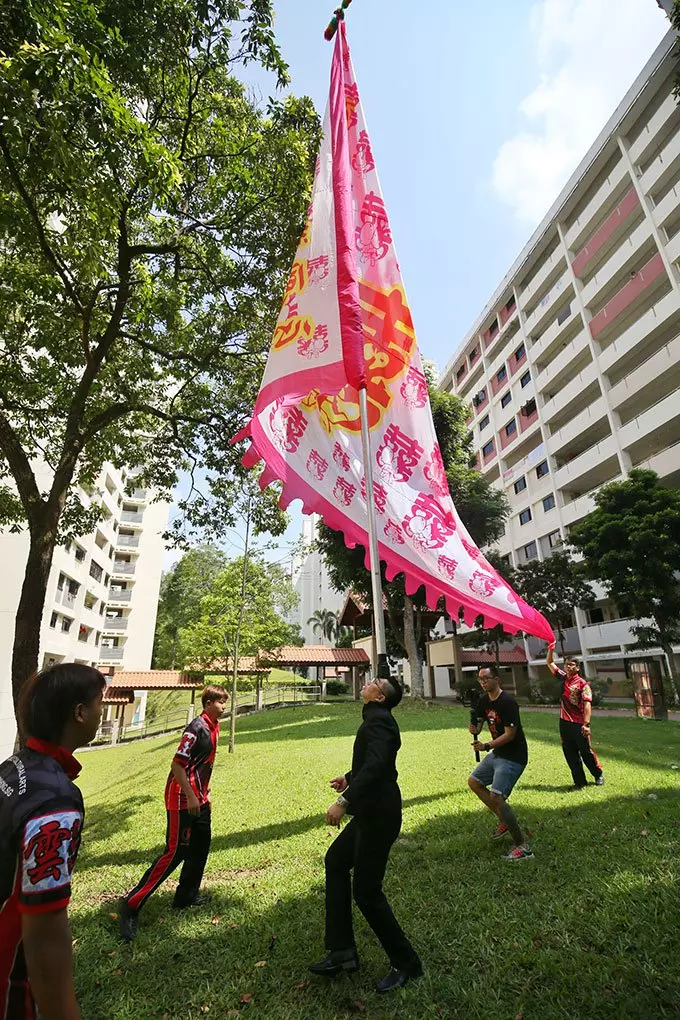 【新加坡】 迎親日舞3樓高大旗 新郎為美女新娘拼了命 !