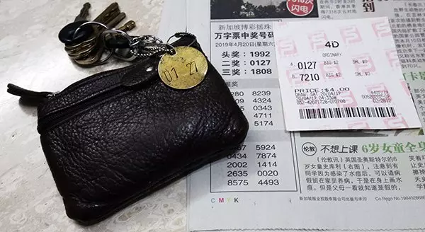 【新加坡】 撿到刻有「0127」的銅幣, 0127開中二獎,阿伯捐慈善 !