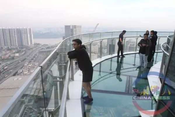 【視頻】新山新景點 Skyscape全透明空中步道 站在149公尺高看市景 !