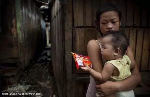 實拍菲律賓小城裡的少女媽媽,帶著孩子任遊客挑選,僅收費2美元!~