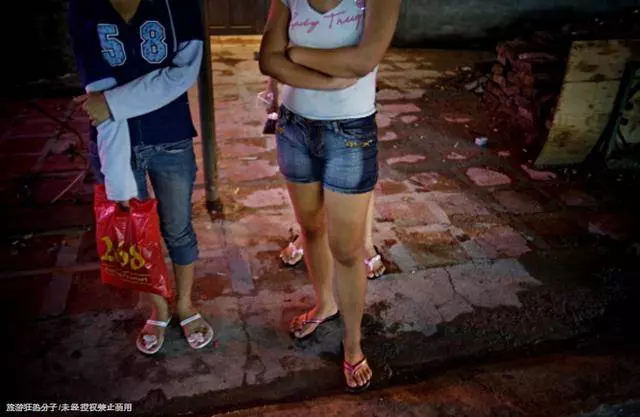 實拍菲律賓小城裡的少女媽媽,帶著孩子任遊客挑選,僅收費2美元!~