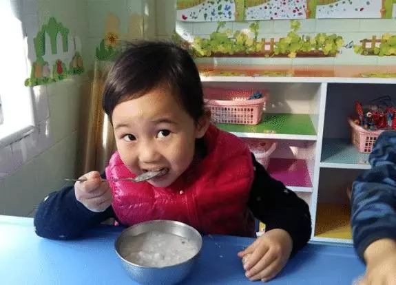 醫生忠告:5種早餐要少吃,孩子越吃越虛弱,加重胃痛,家長卻經常給孩子買