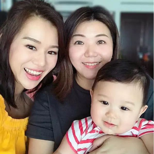 胡杏兒帶愛子聚餐,李奕霆寶寶圓嘟嘟臉很可愛,長得越來越像爸爸