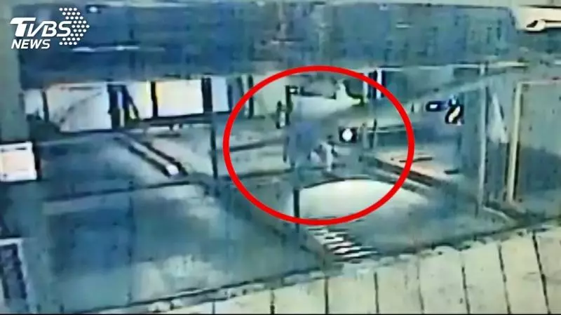 驚險!機械車位鋼板掉落 工人夾縫躲死劫