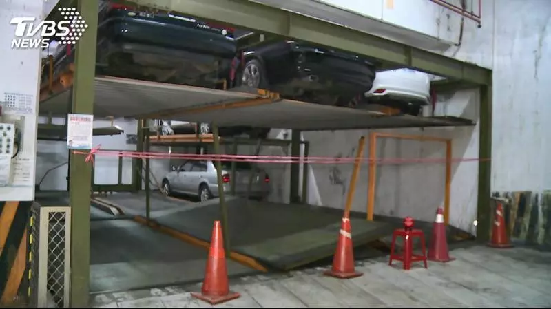 驚險!機械車位鋼板掉落 工人夾縫躲死劫