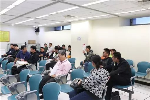 千萬保時捷「5萬起標沒人要」車子還全新 破舊小貨車「發不動大家搶著要」網全傻眼