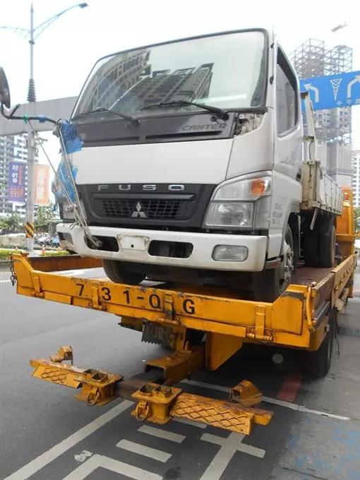 千萬保時捷「5萬起標沒人要」車子還全新 破舊小貨車「發不動大家搶著要」網全傻眼