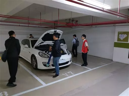 千萬保時捷「5萬起標沒人要」車子還全新 破舊小貨車「發不動大家搶著要」網全傻眼