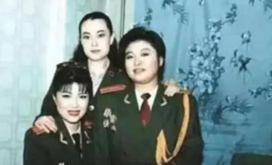 韓紅透露自己曾是校花卻被嘲笑,看到她年輕時照片後,網友驚訝了