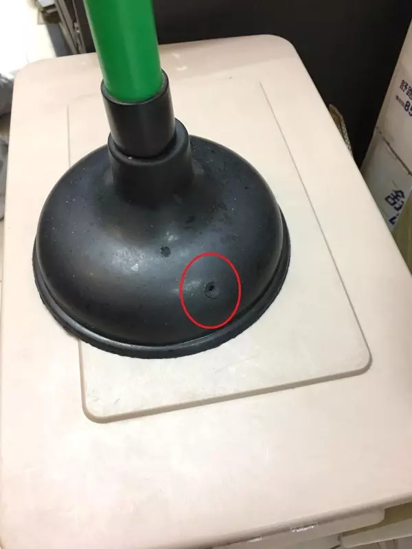 他在超商廁所發現「偷拍攝影機」,沒想到一拆開來看抖出更多「網友驚人內幕」:太噁心了!