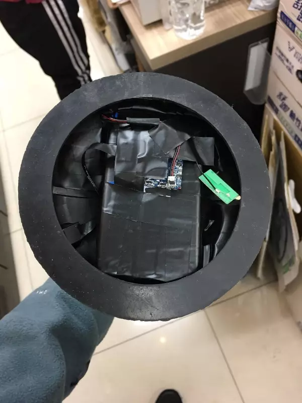 他在超商廁所發現「偷拍攝影機」,沒想到一拆開來看抖出更多「網友驚人內幕」:太噁心了!