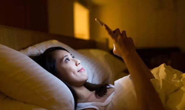 總喜歡睡前玩手機的人,若身體出現7種不適,就該及時停止了