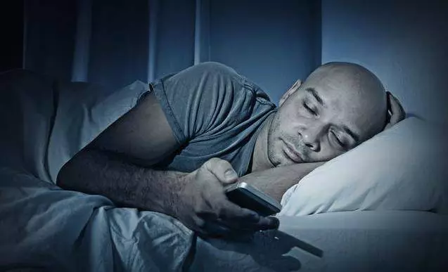 總喜歡睡前玩手機的人,若身體出現7種不適,就該及時停止了