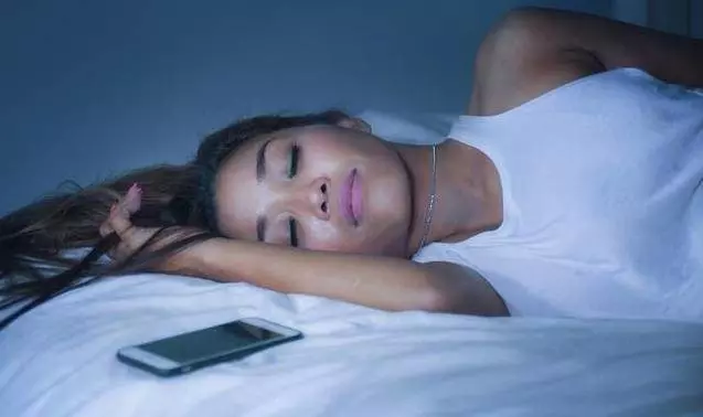 總喜歡睡前玩手機的人,若身體出現7種不適,就該及時停止了