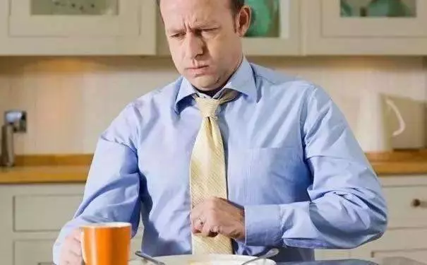 牙垢太多很難清理?教你8個小竅門,不用去醫院洗牙,牙結石、口臭都解決