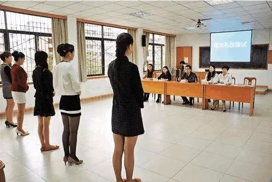 女面試官:請問「鉛筆」姓什麼?回答「鉛」的都被淘汰了,男子「機智回答」被當場錄用!