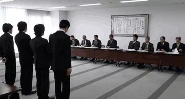 女面試官:請問「鉛筆」姓什麼?回答「鉛」的都被淘汰了,男子「機智回答」被當場錄用!