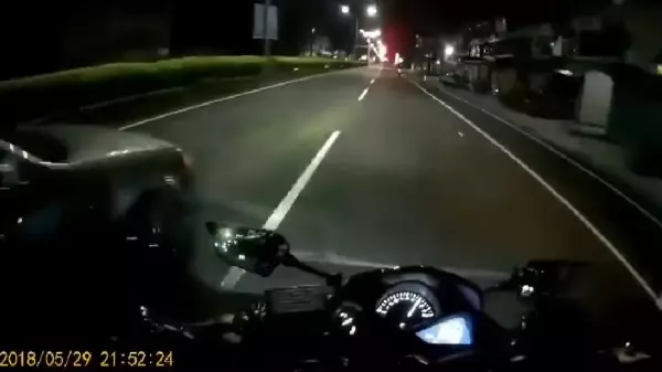 他遭惡意逼車氣不過吵起來,惡棍竟拿球棒發狠衝向他,下一秒卻「蹲下學母雞」網友笑到噴淚!