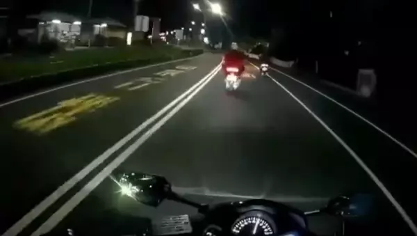 他遭惡意逼車氣不過吵起來,惡棍竟拿球棒發狠衝向他,下一秒卻「蹲下學母雞」網友笑到噴淚!
