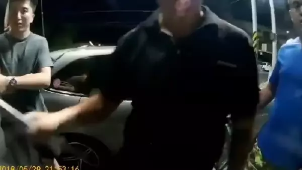 他遭惡意逼車氣不過吵起來,惡棍竟拿球棒發狠衝向他,下一秒卻「蹲下學母雞」網友笑到噴淚!