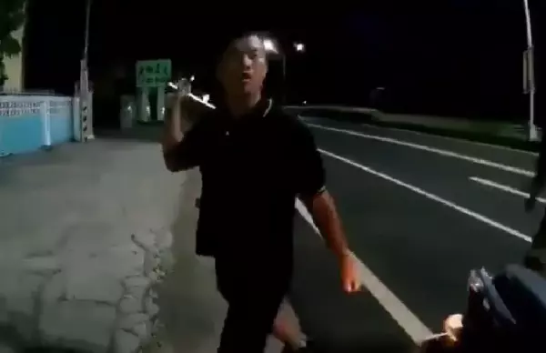 他遭惡意逼車氣不過吵起來,惡棍竟拿球棒發狠衝向他,下一秒卻「蹲下學母雞」網友笑到噴淚!