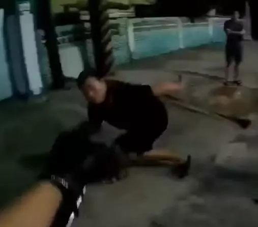 他遭惡意逼車氣不過吵起來,惡棍竟拿球棒發狠衝向他,下一秒卻「蹲下學母雞」網友笑到噴淚!