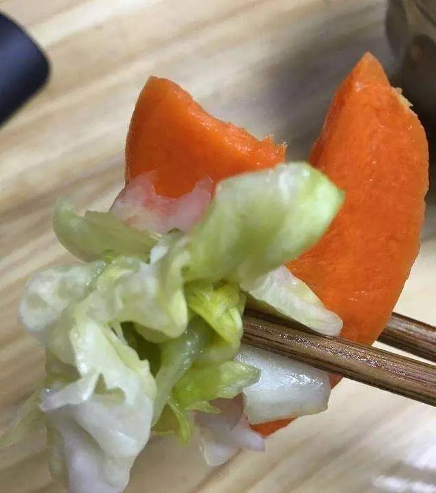 按照婆婆的方法醃了一壇泡菜,還沒醃好就被我們吃完了,方法簡單,爽脆下飯