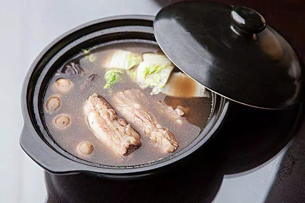 肉骨茶到底是什麼?教你在家做正宗肉骨茶,方法簡單,湯鮮肉嫩十分下飯