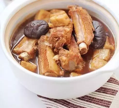 肉骨茶到底是什麼?教你在家做正宗肉骨茶,方法簡單,湯鮮肉嫩十分下飯