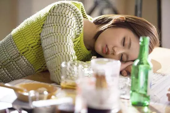 「喝.茫後秒睡的人個性最好」 8種黃湯下肚後行為一秒看穿你 心理學家:這類型的人內心很渴望愛