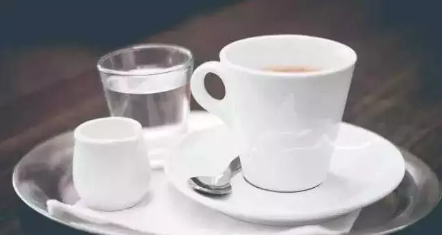 這種杯子不能用來喝水,對身體有害無益,家裡有的,趕緊扔掉