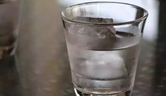 這種杯子不能用來喝水,對身體有害無益,家裡有的,趕緊扔掉