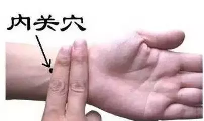 床上像這樣睡覺的人,肝臟多半不好 ! 你中槍了嗎
