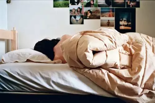 床上像這樣睡覺的人,肝臟多半不好 ! 你中槍了嗎