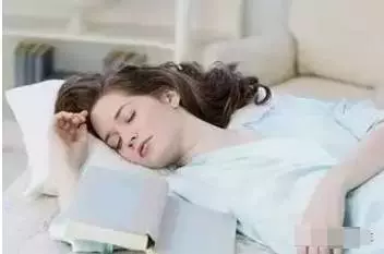 床上像這樣睡覺的人,肝臟多半不好 ! 你中槍了嗎