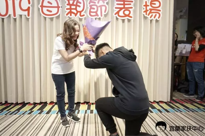 無血緣的愛!男房客失婚帶2兒,女房東無私幫養13年:「孩子不能沒媽媽!」