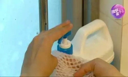 水果網套不要扔了,放在衛生間,作用超棒!一年省下不少錢!