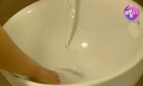 水果網套不要扔了,放在衛生間,作用超棒!一年省下不少錢!