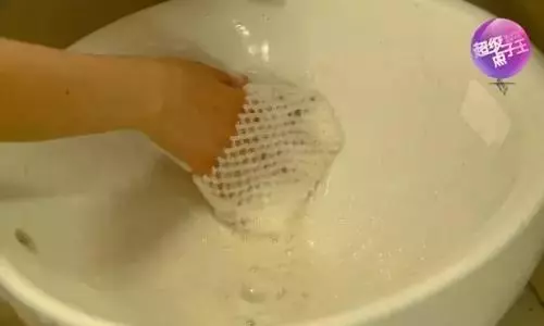 水果網套不要扔了,放在衛生間,作用超棒!一年省下不少錢!
