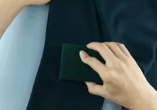 洗衣服忘了掏紙巾,紙屑沾滿衣物?教你一招3分鐘去除紙屑,超實用~
