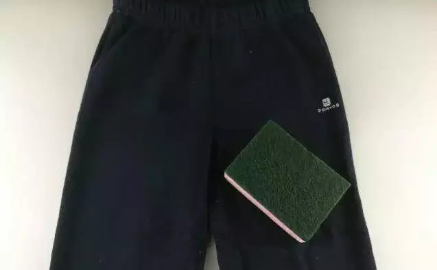 洗衣服忘了掏紙巾,紙屑沾滿衣物?教你一招3分鐘去除紙屑,超實用~