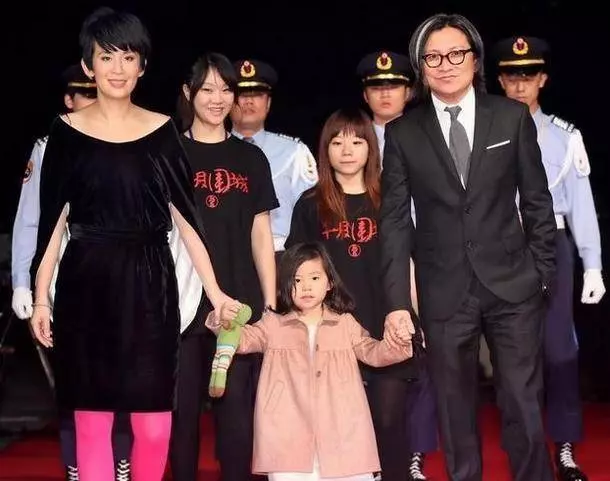 53歲吳君如為女兒慶生,鏡頭拉近藏了12年的女兒顏值曝光,難怪至今不願公開